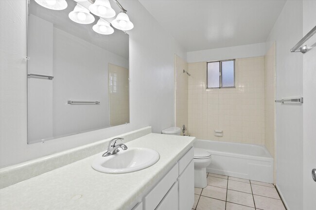 Building Photo - 4525 E Bellevue St