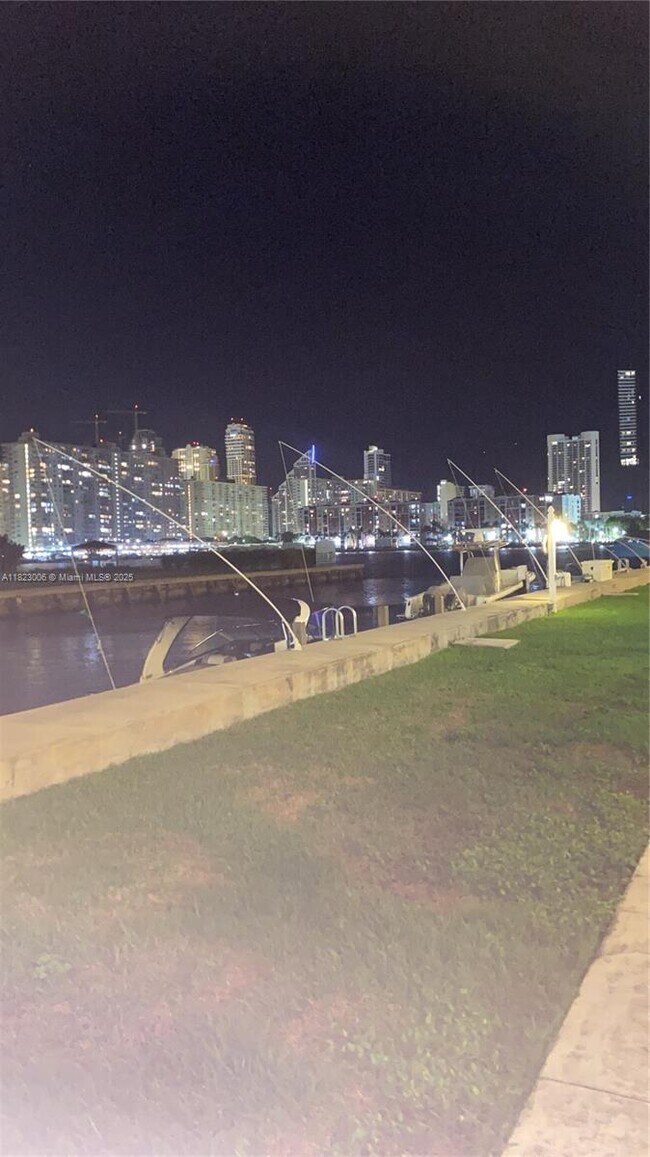 Foto del edificio - 3923 NE 166th St