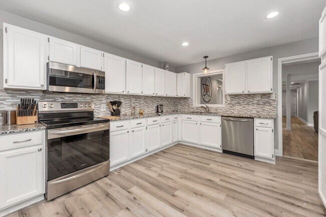 Foto del edificio - Huge 6 Bed in Bryan for Fall 2025 Move In!