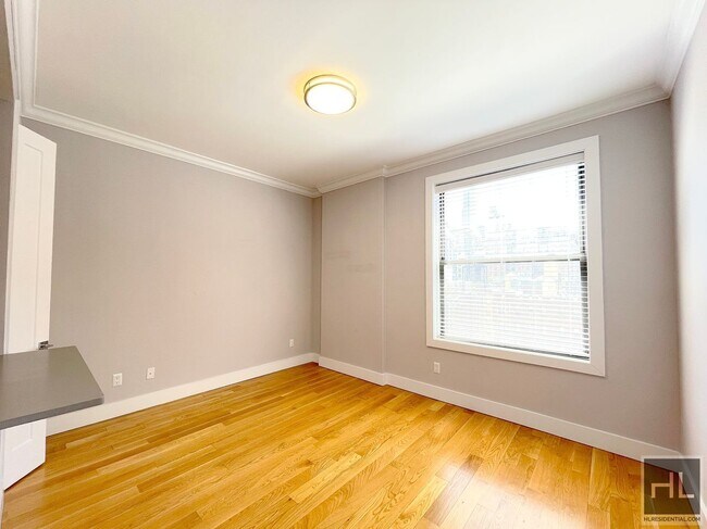 Building Photo - 252 W 76th St