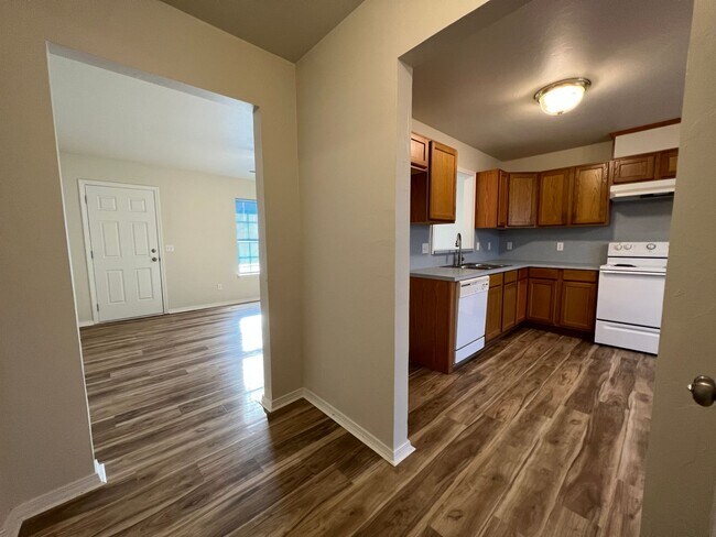 Foto del edificio - GEOTHERMAL Heat and Air! 3 Bedroom/2 Bathroom with attached 2 Car Garage