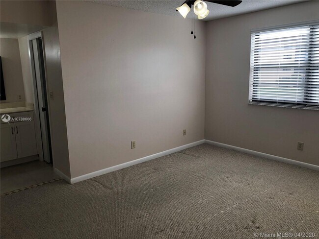 Building Photo - 4940 E Sabal Palm Blvd