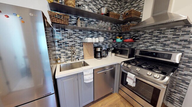 Building Photo - Room in 5 Bedroom Apartment at 8 Nottingha...