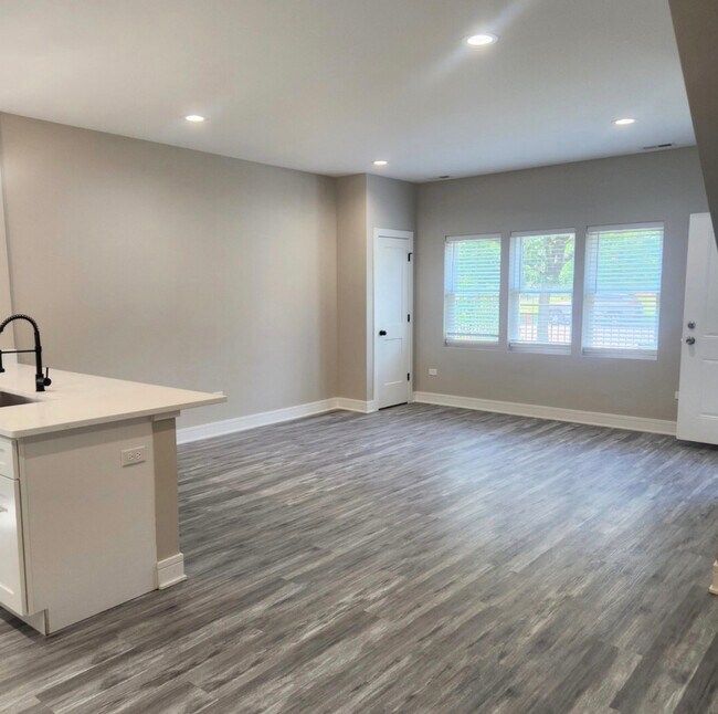 Building Photo - 4051 S Prairie Ave