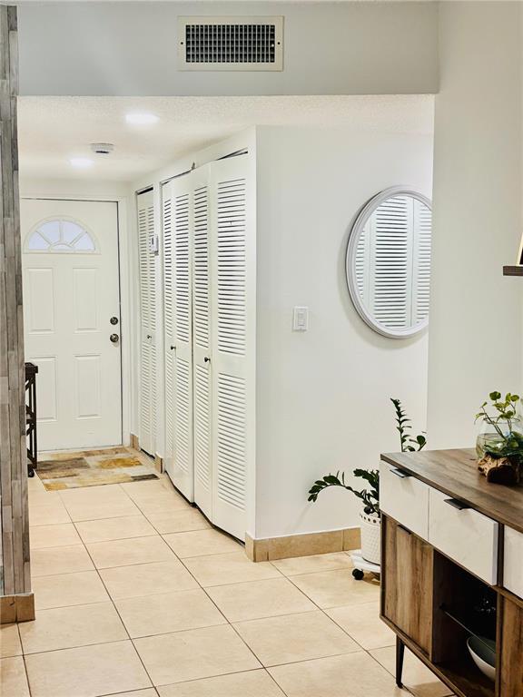 Foto del edificio - 8350 Sands Point Blvd