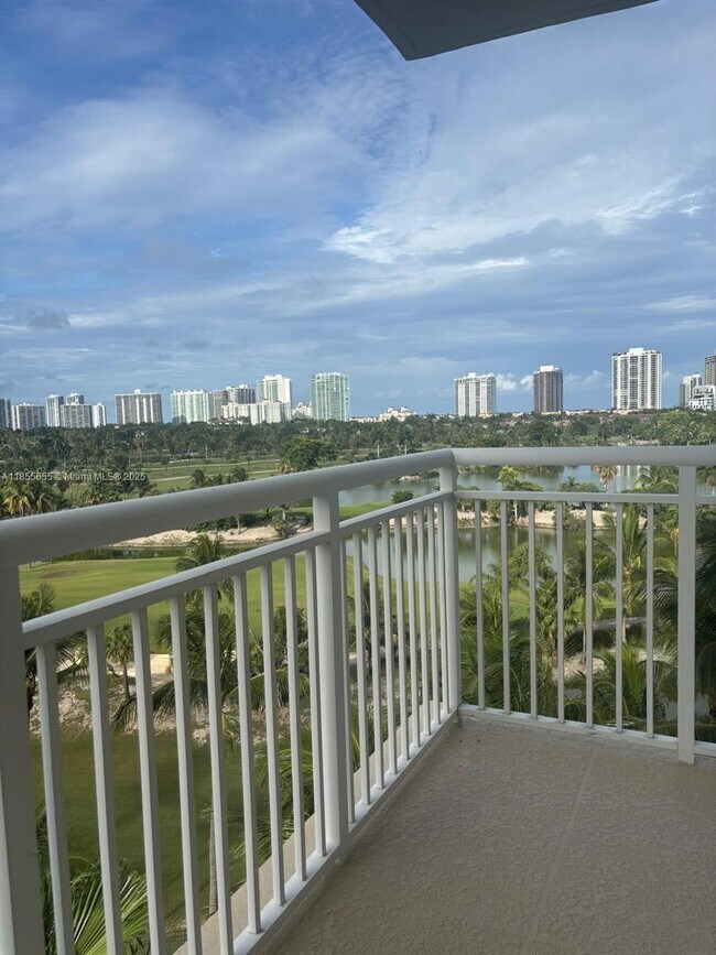 Foto del edificio - 19501 W Country Club Dr