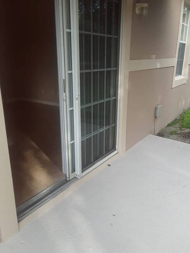 Building Photo - Must see beautiful 3 bedrooms and 2.5 Bath...