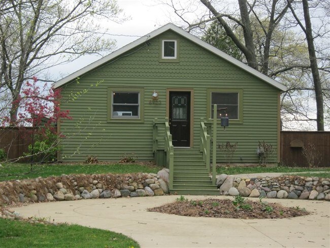 Building Photo - 8923 E Gull Lake Dr