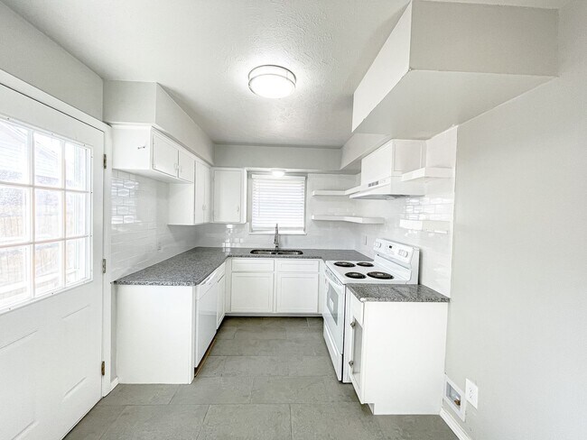 Foto del edificio - 3 Bed/1.5 Bath/2 car garage home in Midwest City.