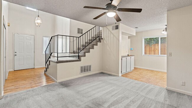 Foto del edificio - 2 STORY DUPLEX LOCATED IN FAIRFIELD