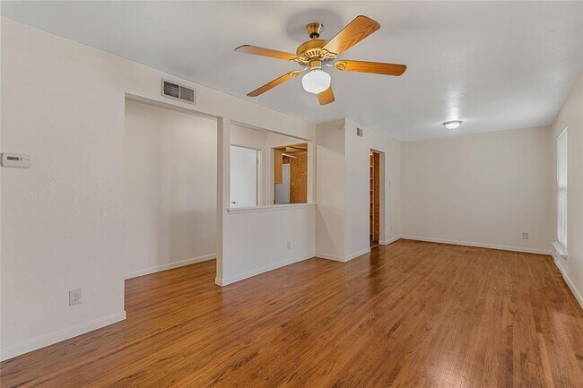 Building Photo - 2704 Highwood Dr