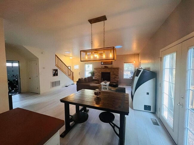 Building Photo - 3 Bedroom & 2 Bath Home with 2 Car Garage....