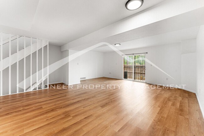 Building Photo - Charming Townhouse with Washer/Dryer and C...