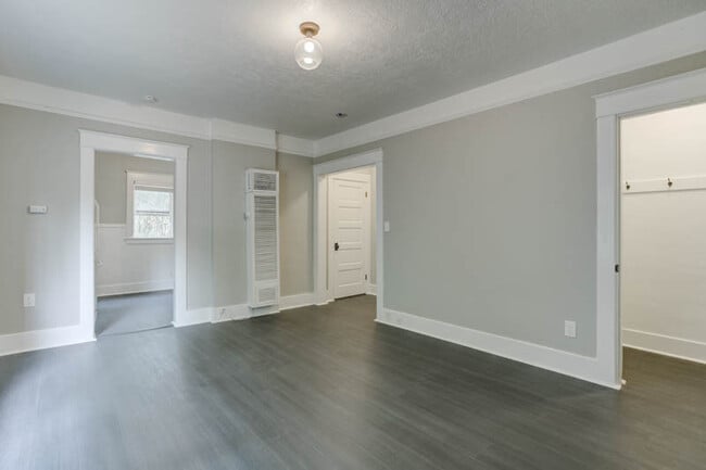 Foto del edificio - St. Johns Gorgeous Renovated Top Floor Studio