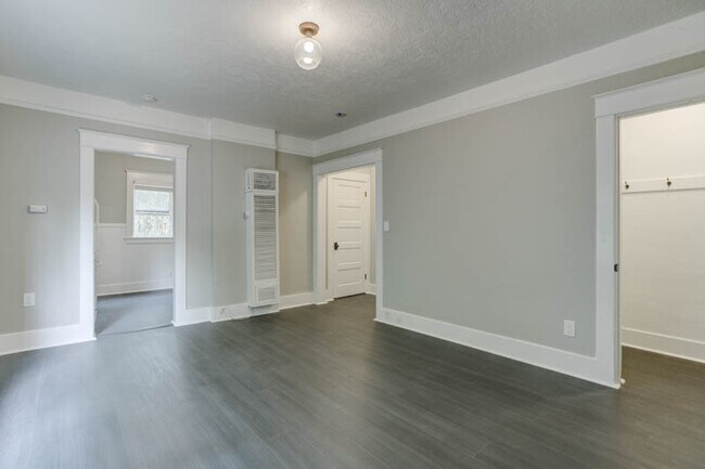 Building Photo - St. Johns Gorgeous Renovated Top Floor Studio