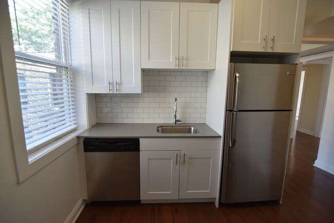 Foto del edificio - 3802 N Pine Grove Ave