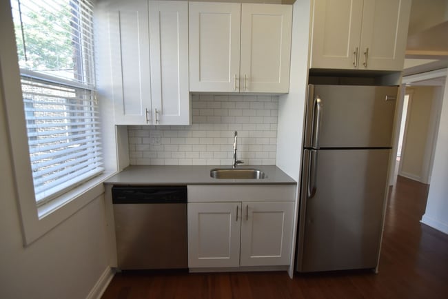 Building Photo - 3802 N Pine Grove Ave