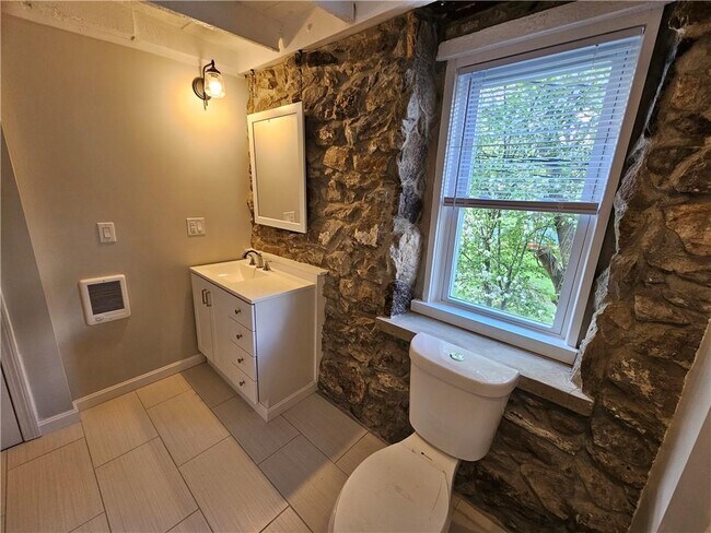 Foto del edificio - 57 River Rd