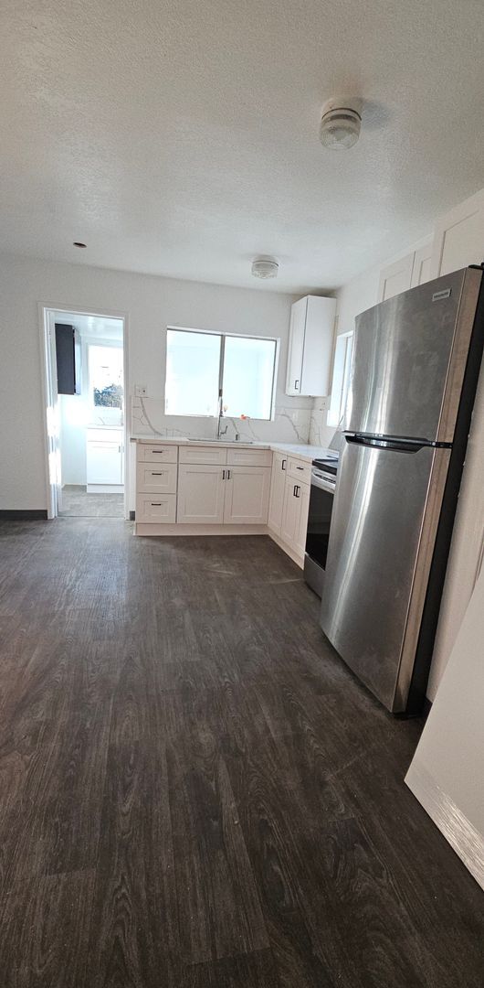 Foto del edificio - Duplex upper unit in Central District