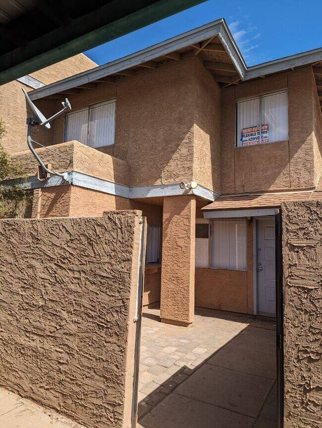 Building Photo - MOVE IN READY!!! TOWNHOME!! 2 BEDROOMS 2.5...