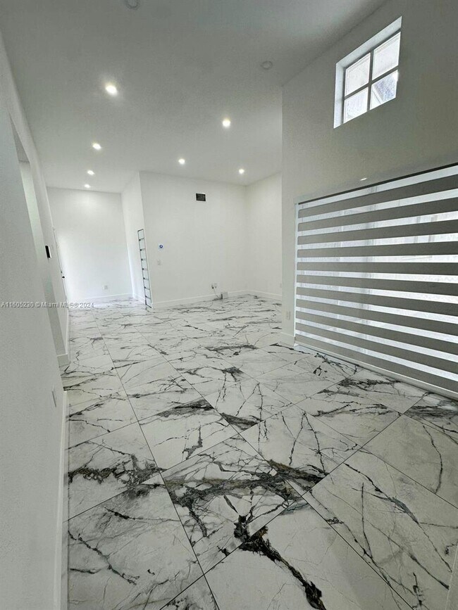 Foto del edificio - 680 NW 124th Pl