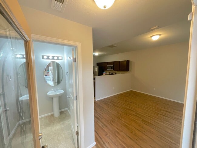 Foto del edificio - 3 Bedroom Townhome Available Near Barnes Rd & Peterson Rd!