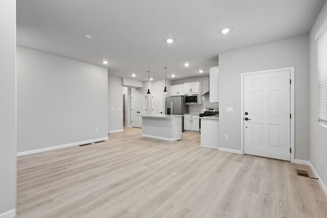 Foto del edificio - BRAND NEW Charming 3-Bedroom Home in South...