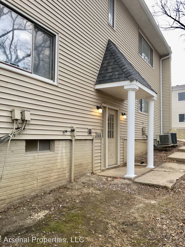 3117 Schuetzen Ln Unit Apt 2, Davenport, IA 52804 Condo for Rent in