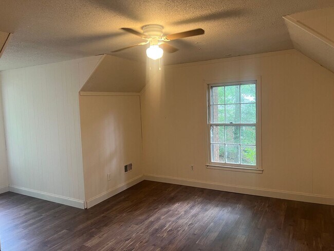 Building Photo - Charming 4-Bedroom, 2-Bath Home with Spaci...