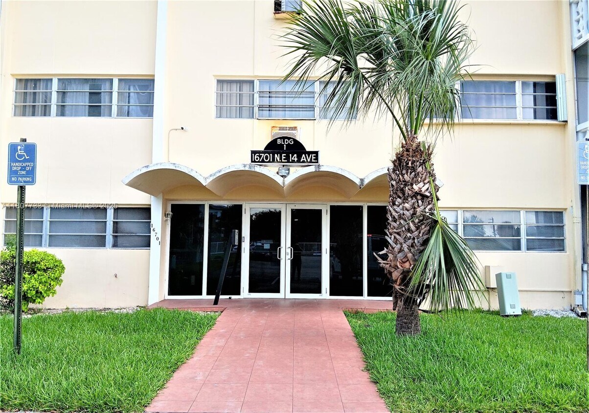 Foto principal - 16701 NE 14th Ave