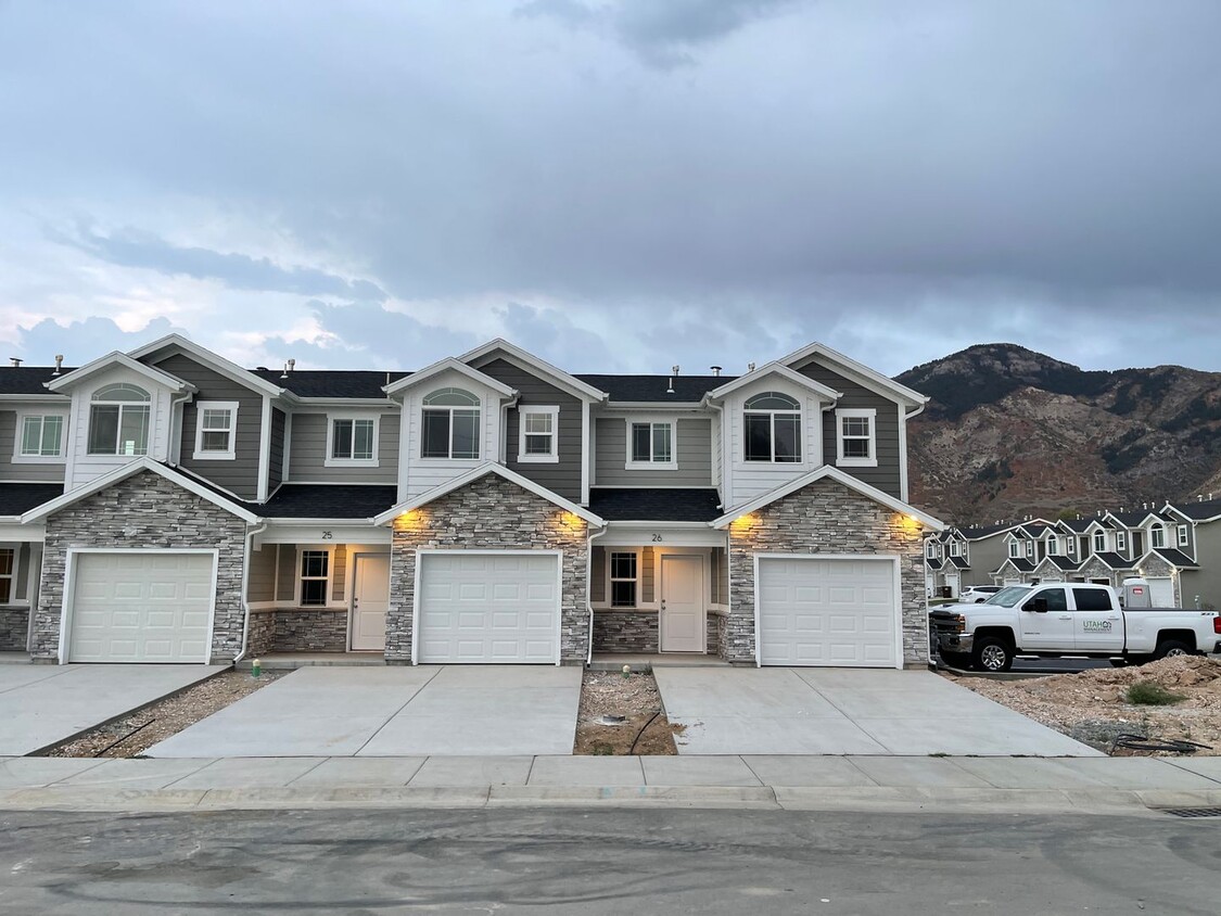 Foto principal - Townhome - $1,700 - 3 bedroom - 2.5 bathro...