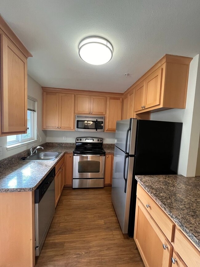 Building Photo - Spacious 2BD/2BA Apartment With Private Ba...