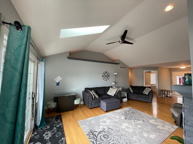 Foto del edificio - 313 Gilmore Ct