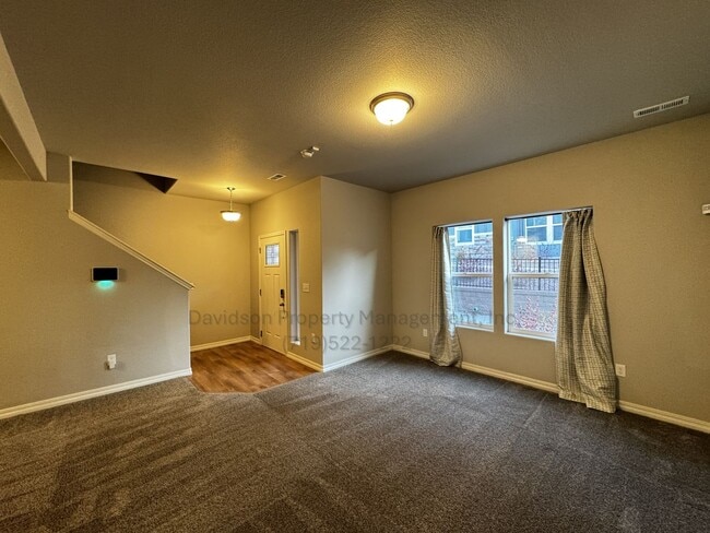 Foto del edificio - Gorgeous 3 Bedroom Townhouse Located in No...