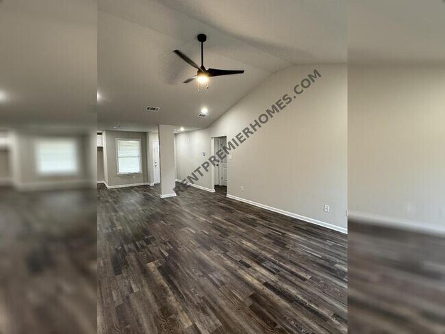 Foto del edificio - 18 Edward Dr