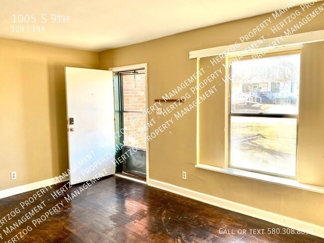 Building Photo - Freshly updated 1 bedroom 1 bathroom duplex!