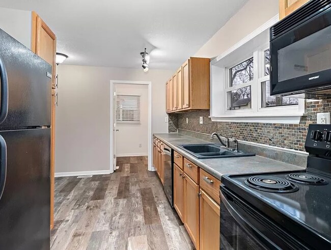 Building Photo - 3 Bedroom With Office And Fenced Yard