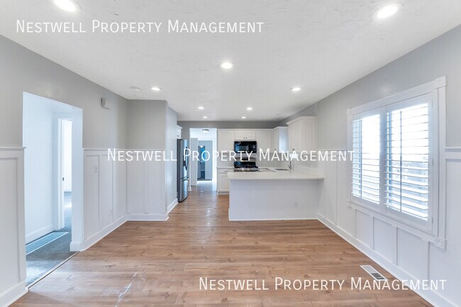 Building Photo - 370 400 S