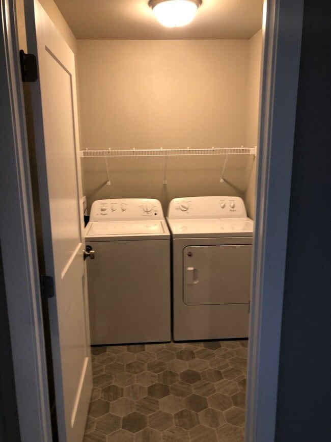 Building Photo - Gorgeous 3 bed townhome