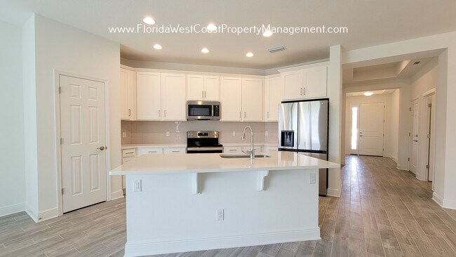 Building Photo - SPACIOUS 3 BEDROOM HOME! LARGE FENCED YARD...