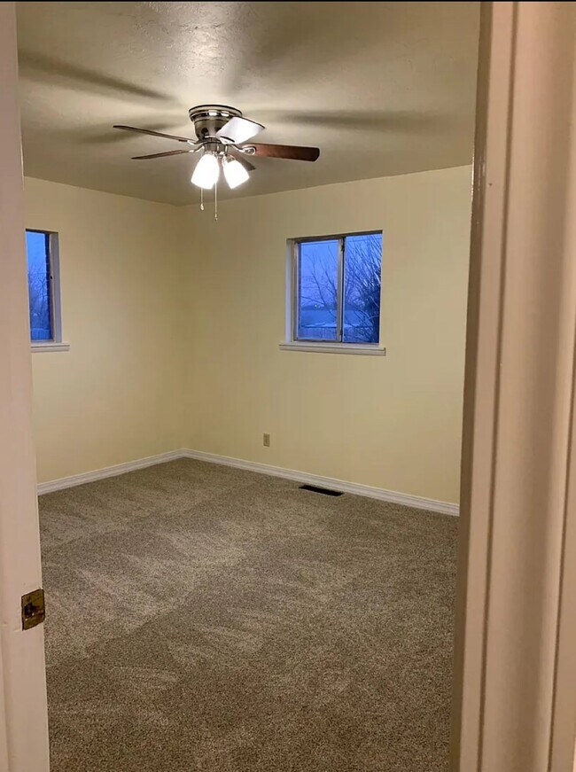 Foto del edificio - COMING SOON! Corner lot home with fenced b...