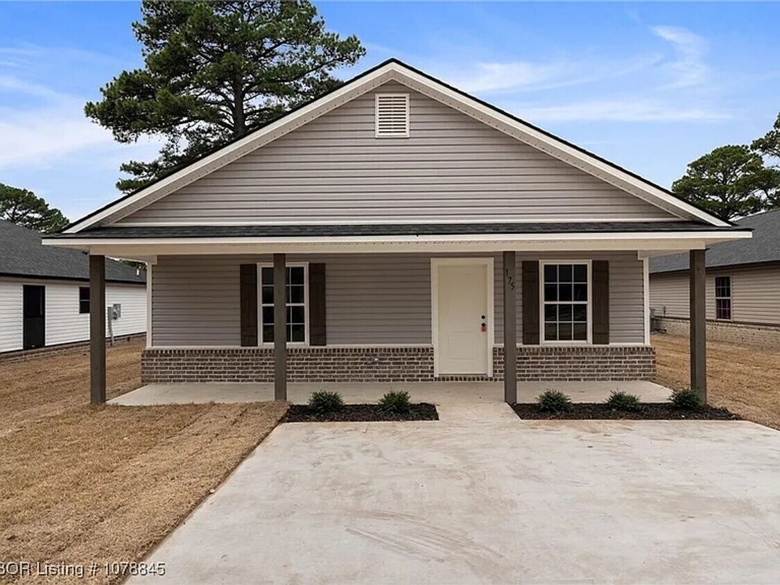 Foto del edificio - Three Bedroom/Two Bath Home