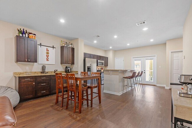 Building Photo - 1775 Belle Vue Way