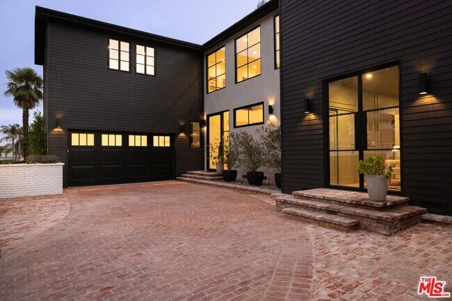 Building Photo - 1937 N Beverly Dr