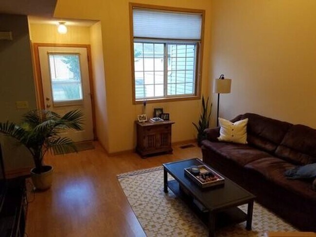 Foto del edificio - 2 Bed + Loft/1.5 Bath Townhouse- Great Location! Available June 1