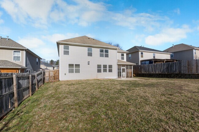 Building Photo - Immaculate 5-bedroom Paradise!