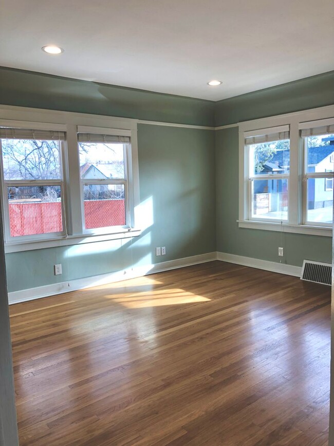 Building Photo - Midtown 2 bed/ 1 bath - Fully Remodeled wi...