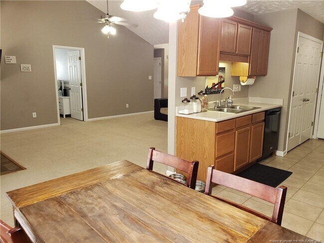 Foto del edificio - 115 Silverberry Ct