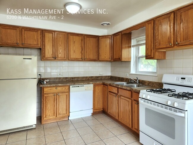 Building Photo - Spacious 3 bedroom flat in West Ridge with...