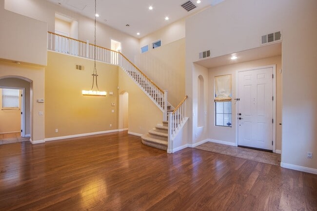 Building Photo - Beautiful 4 bedroom 3 bath plus loft home in the Vistas in Summerlin!